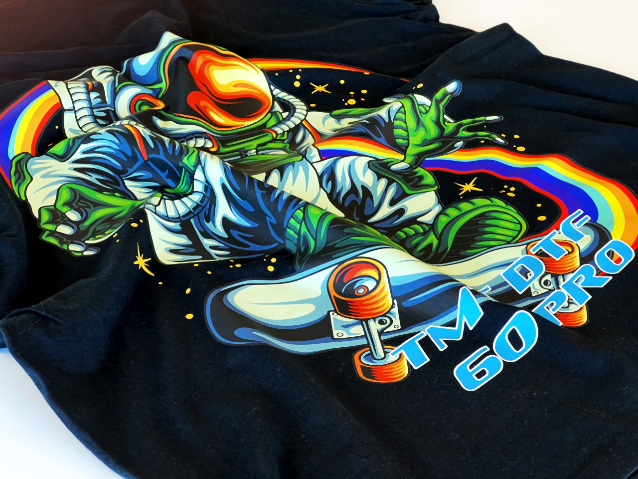 Sort t-skjorte med DTF trykk av en astronaut på skateboard