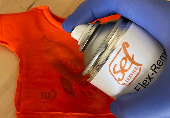 Spraying på oransje t-skjorte